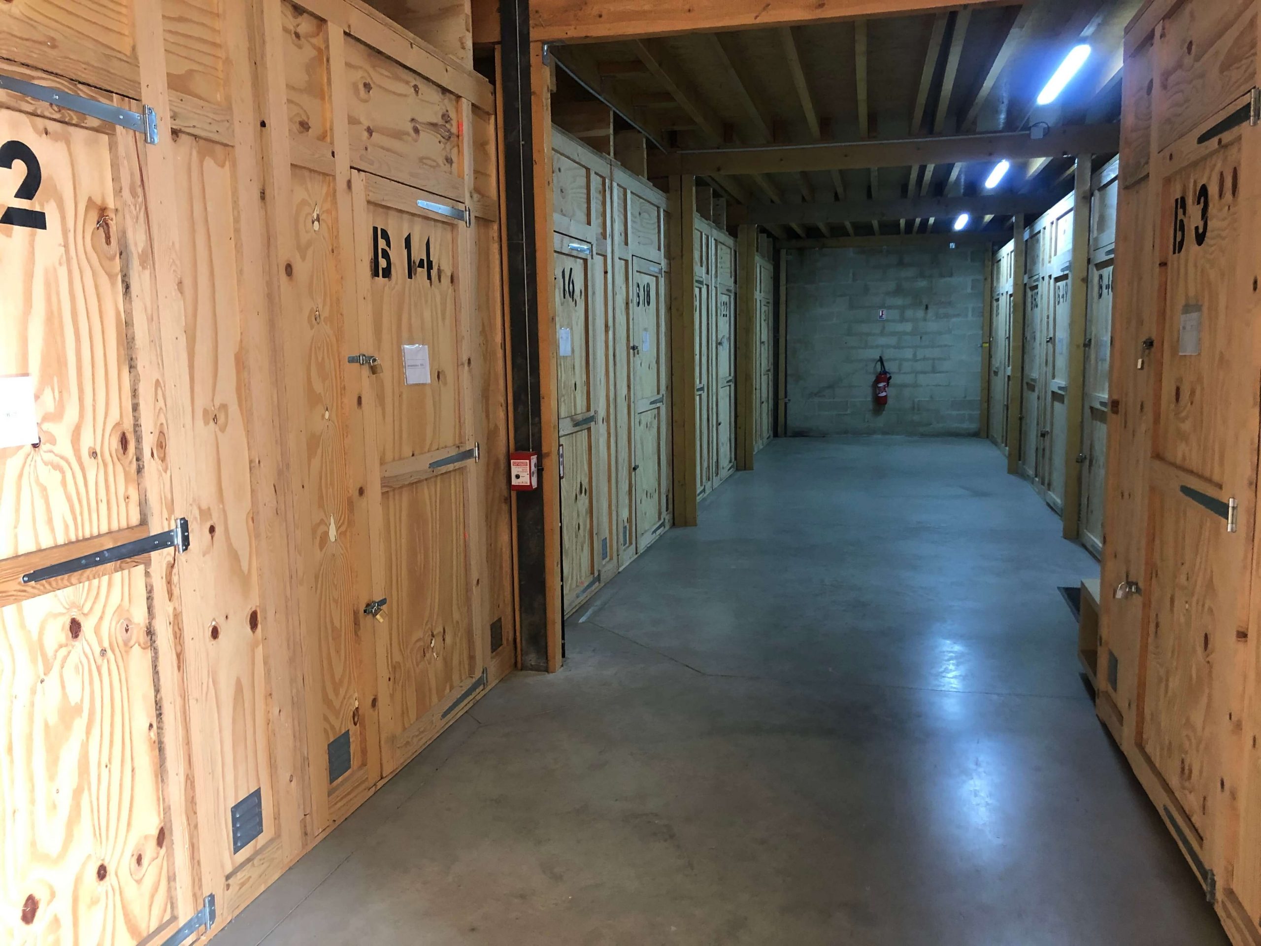 Plusieurs box disposer côte à côte dans un sous sol