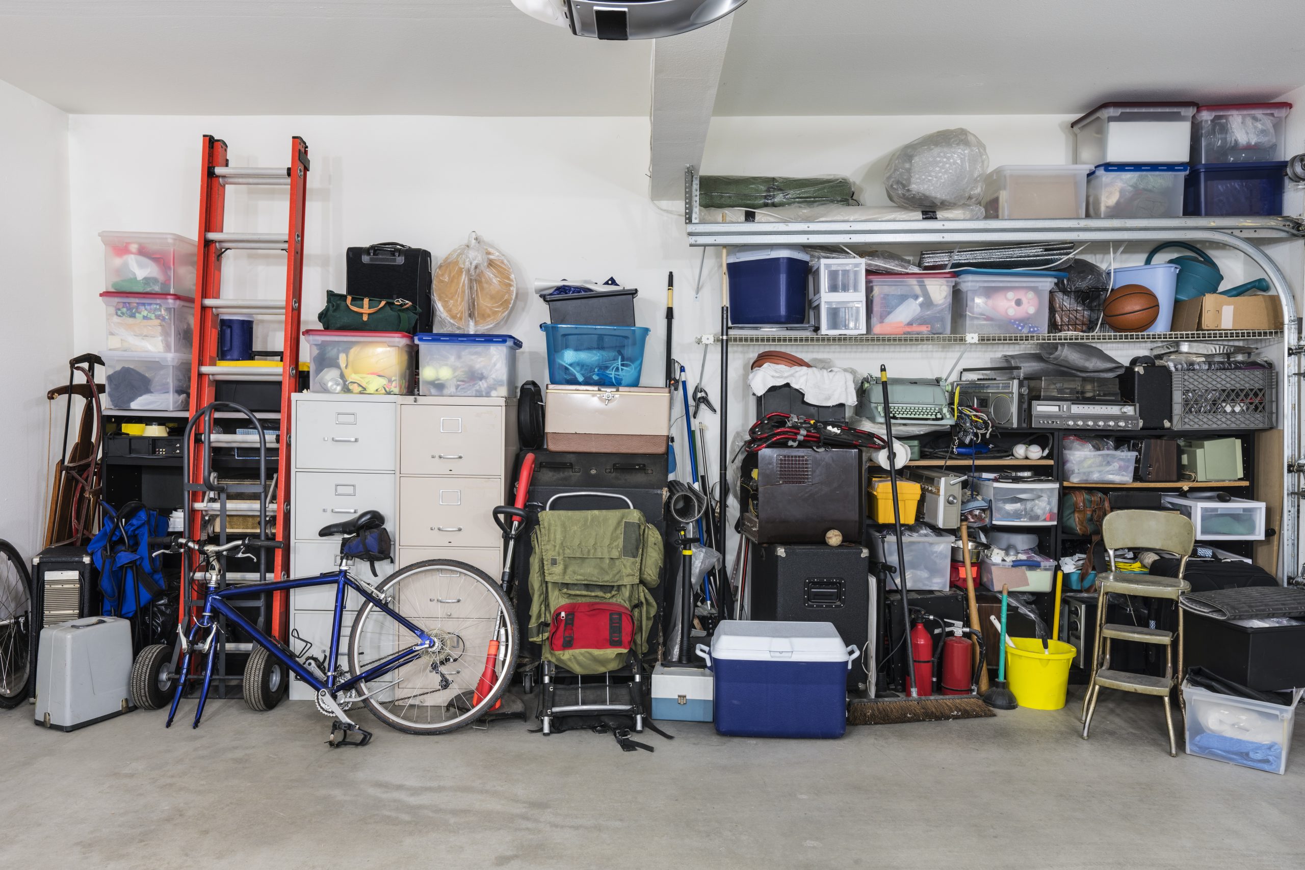 Étagères de rangement de garage avec objets et équipements vintage.